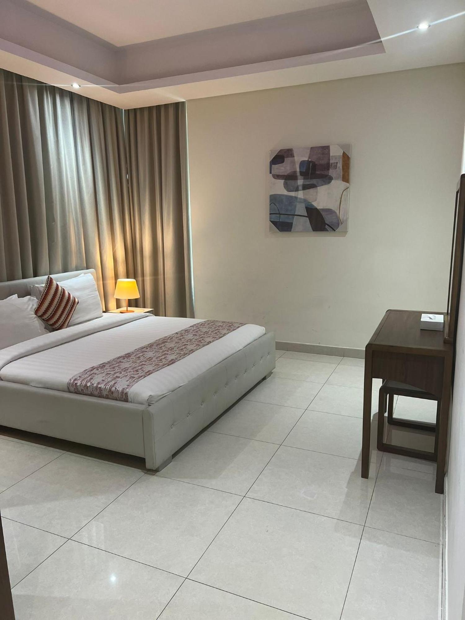 Sirius Tower Aparthotel Manama Exteriör bild