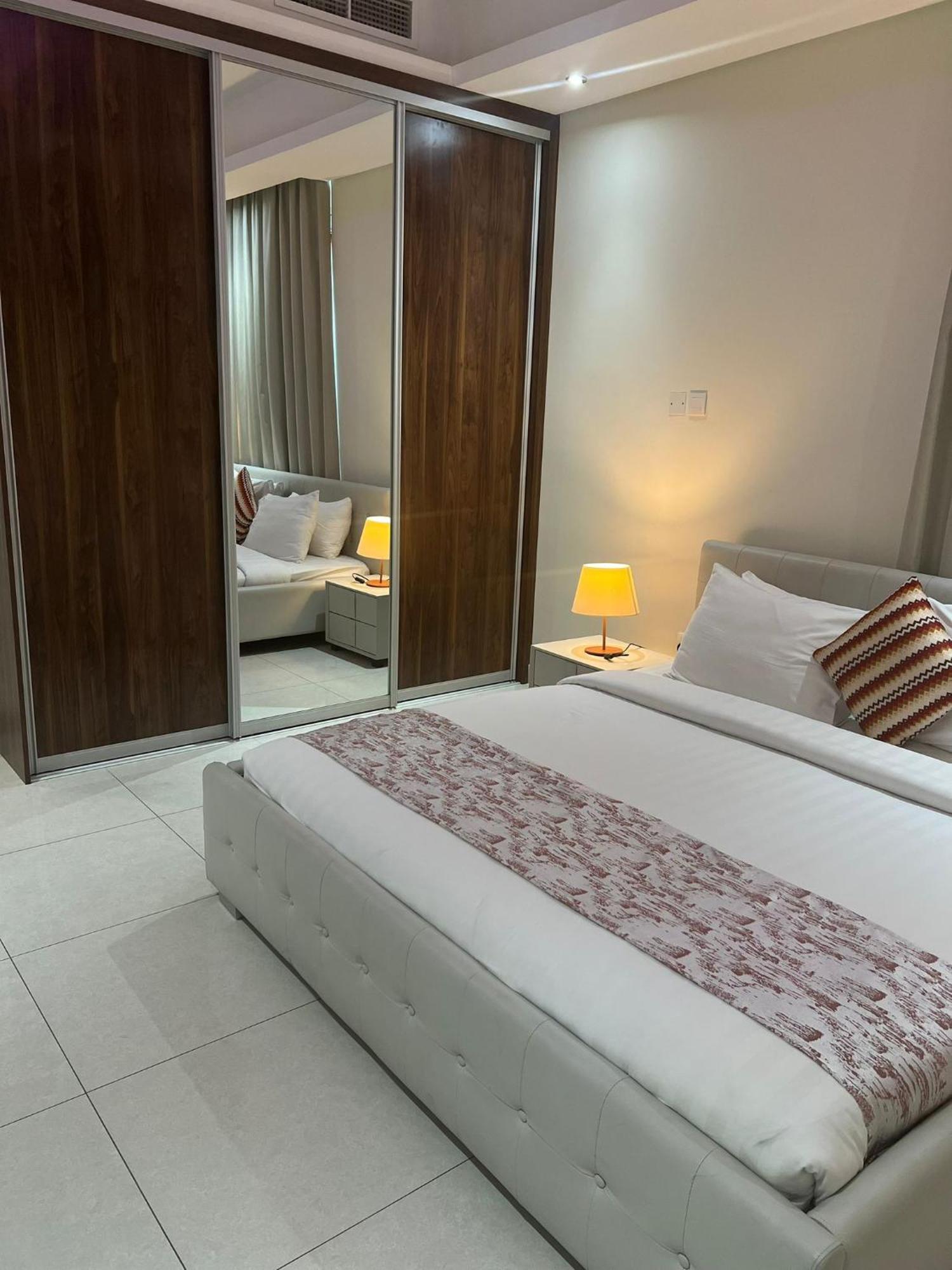 Sirius Tower Aparthotel Manama Exteriör bild