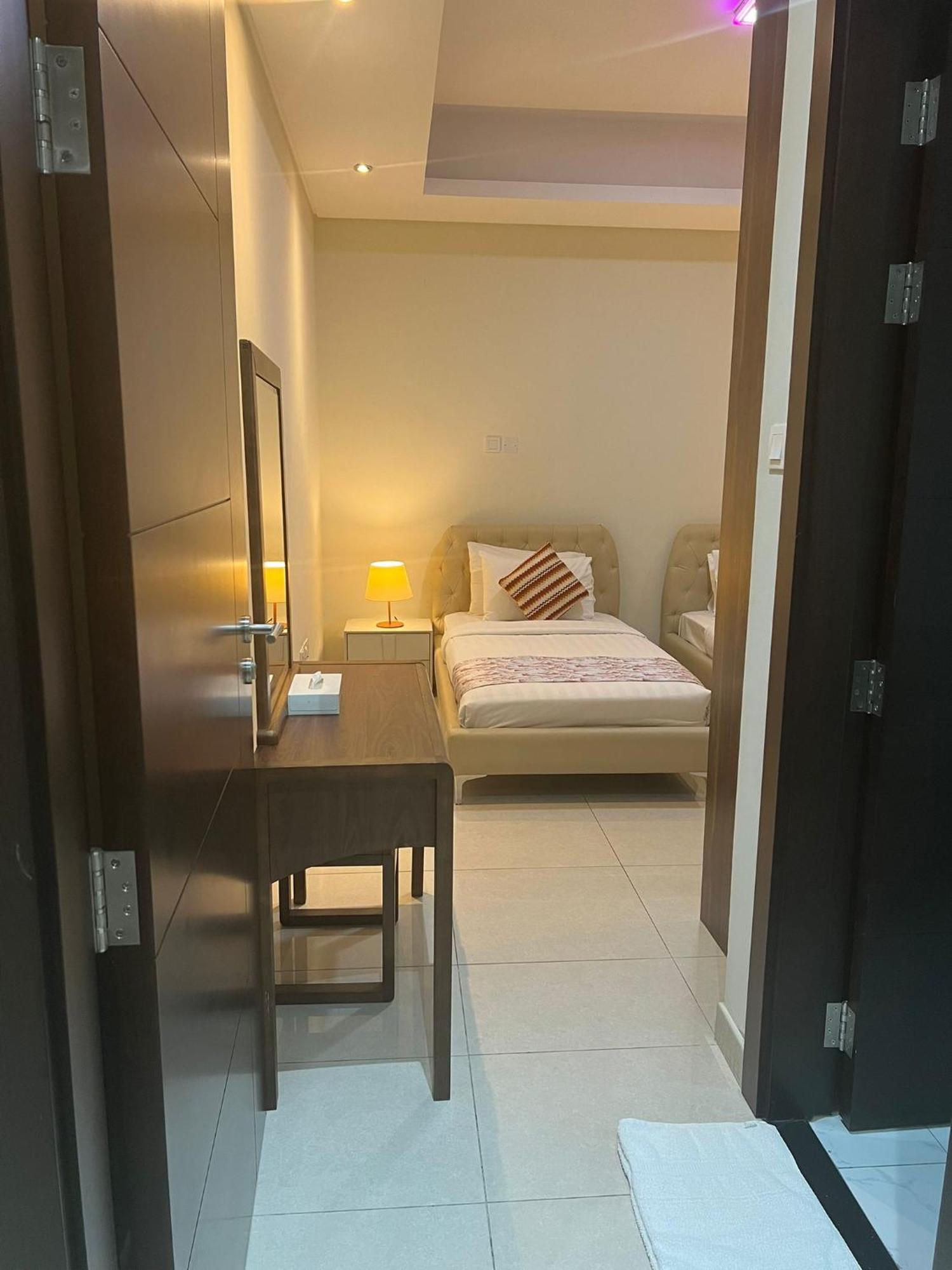 Sirius Tower Aparthotel Manama Exteriör bild