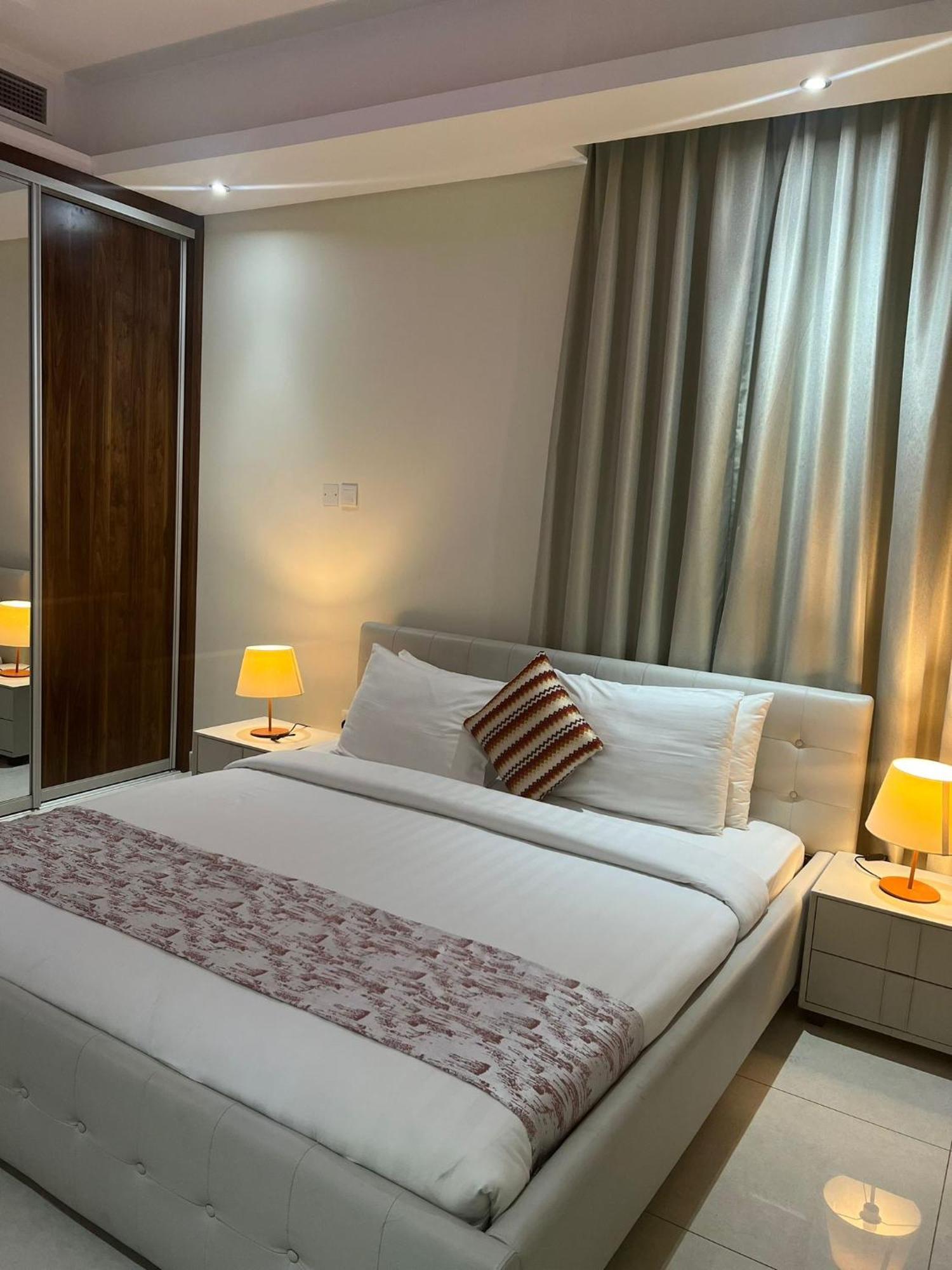 Sirius Tower Aparthotel Manama Exteriör bild