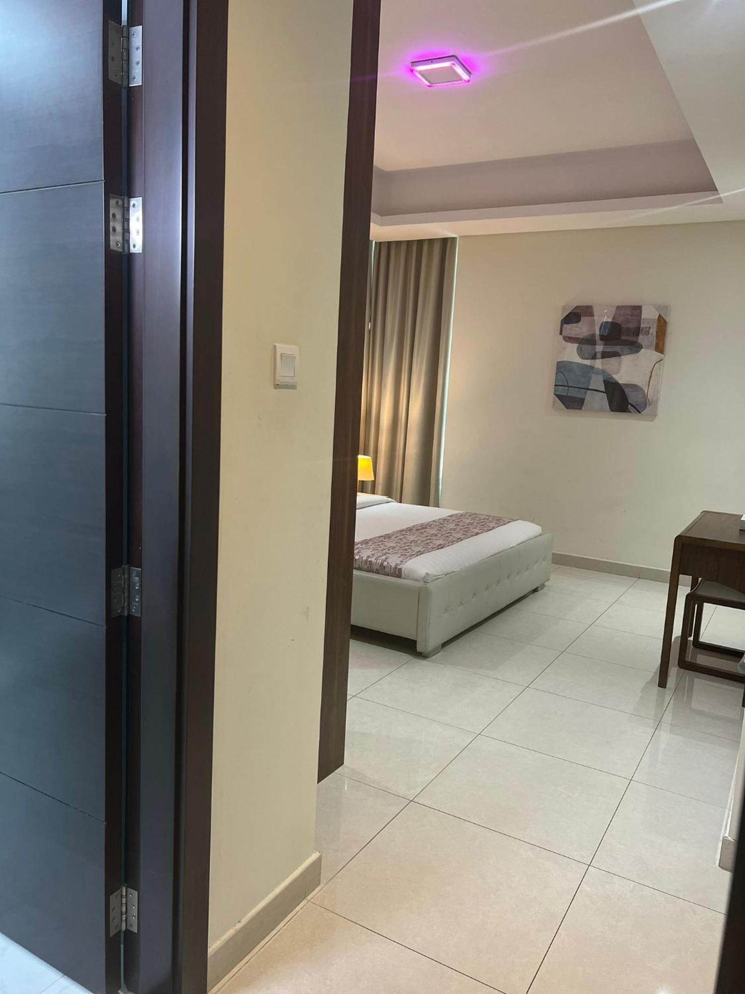 Sirius Tower Aparthotel Manama Exteriör bild