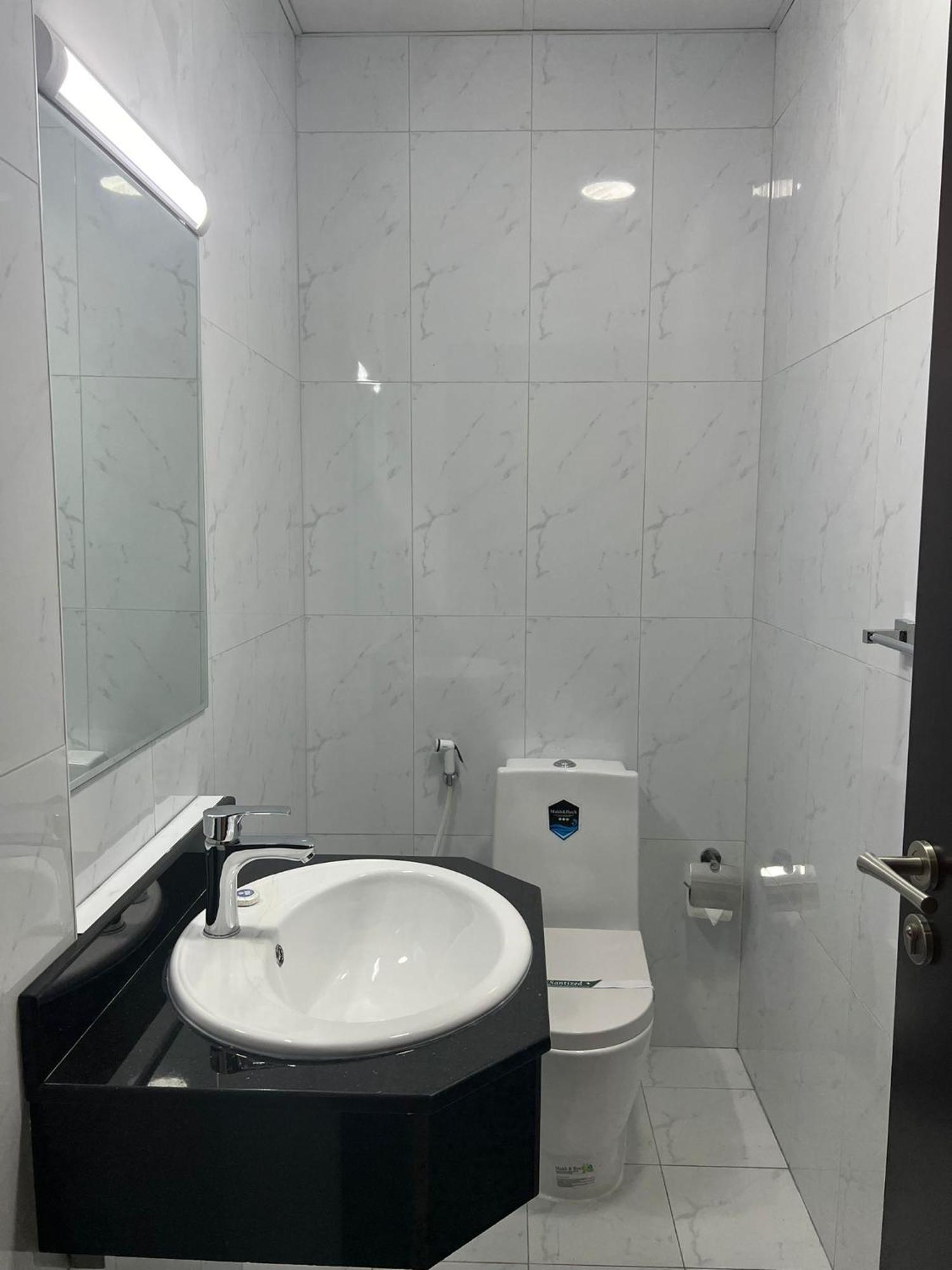 Sirius Tower Aparthotel Manama Exteriör bild